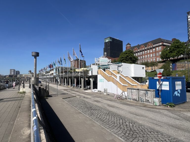 Beachclub Bei den St Pauli Landungsbrücken